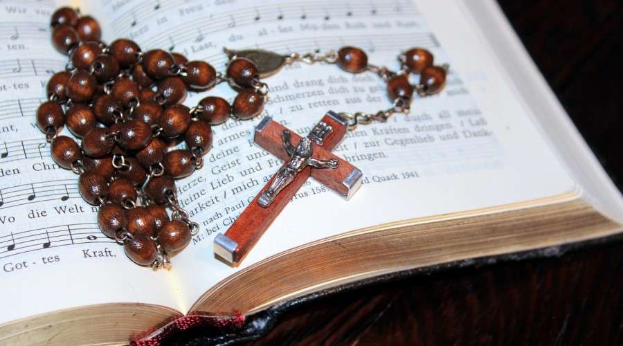 Obispo anima a comprometer el rezo del Santo Rosario cada día … – ACI Prensa