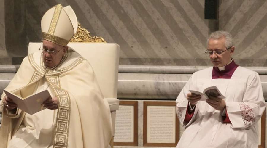 Papa Francisco reza el Te Deum en el día que muere Benedicto XVI – ACI Prensa