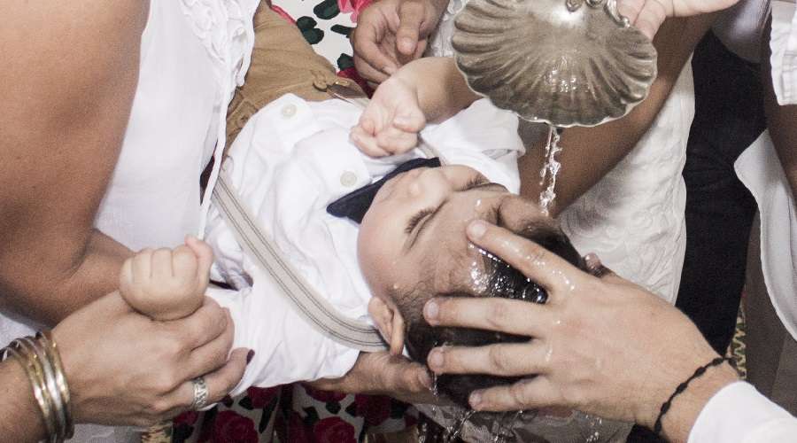 Obispo advierte: Si no bautizas a tu hijo, le enseñas a vivir sin Dios – ACI Prensa