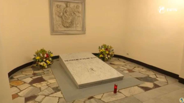 Así se ve la tumba de Benedicto XVI y desde hoy ya se puede visitar – ACI Prensa