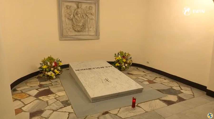 Así se ve la tumba de Benedicto XVI y desde hoy ya se puede visitar – ACI Prensa