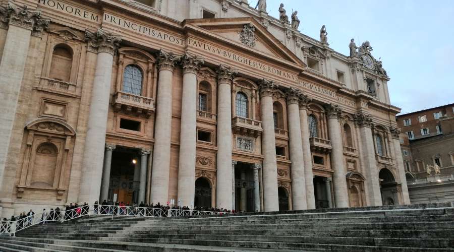 Vaticano destituye a obispo acusado de asesinato, violación y … – ACI Prensa