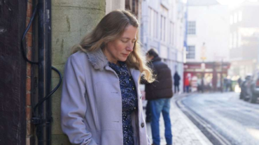 Mujer es arrestada por rezar en silencio frente a centro de abortos – ACI Prensa