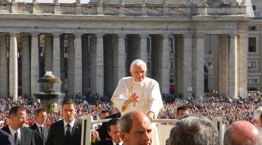Mons. Gänswein niega que Benedicto XVI fuera el Rottweiler de Dios – ACI Prensa