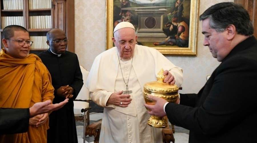 Papa Francisco recibe a monjes budistas en el Vaticano – ACI Prensa