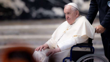 Papa Francisco se levanta de su silla de ruedas para recibir chipa … – ACI Prensa