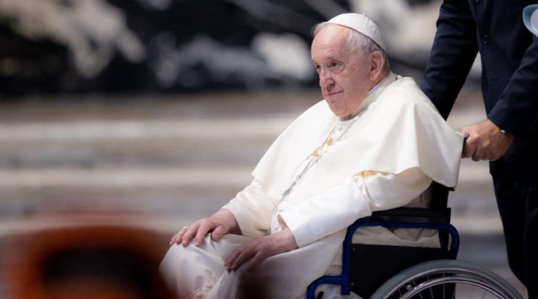 Papa Francisco se levanta de su silla de ruedas para recibir chipa … – ACI Prensa