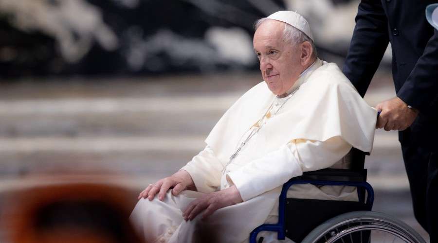 Papa Francisco se levanta de su silla de ruedas para recibir chipa … – ACI Prensa