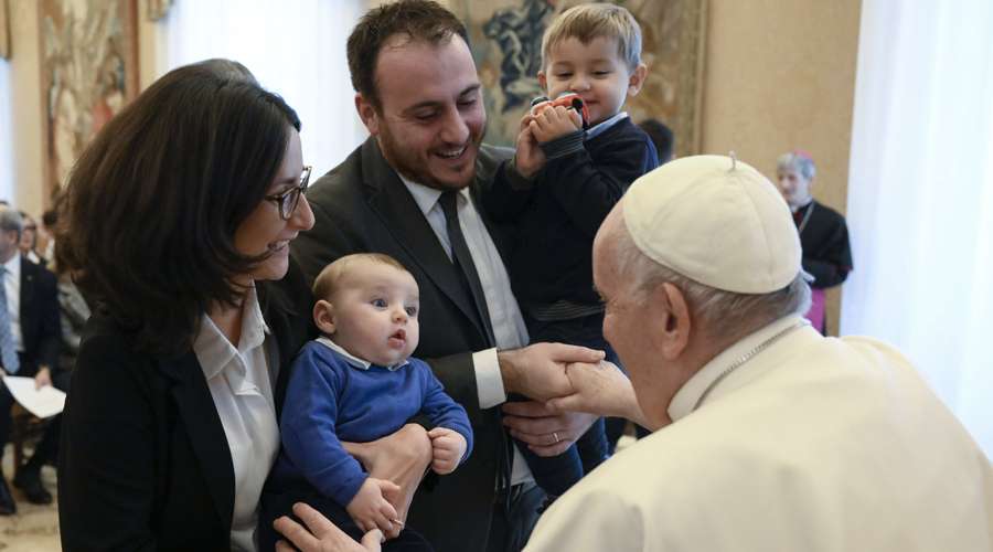 Papa Francisco agradece a familias por la aventura de maternidad y … – ACI Prensa