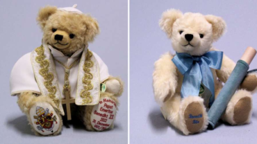 Lanzan edición limitada de peluches en memoria de Benedicto XVI – ACI Prensa