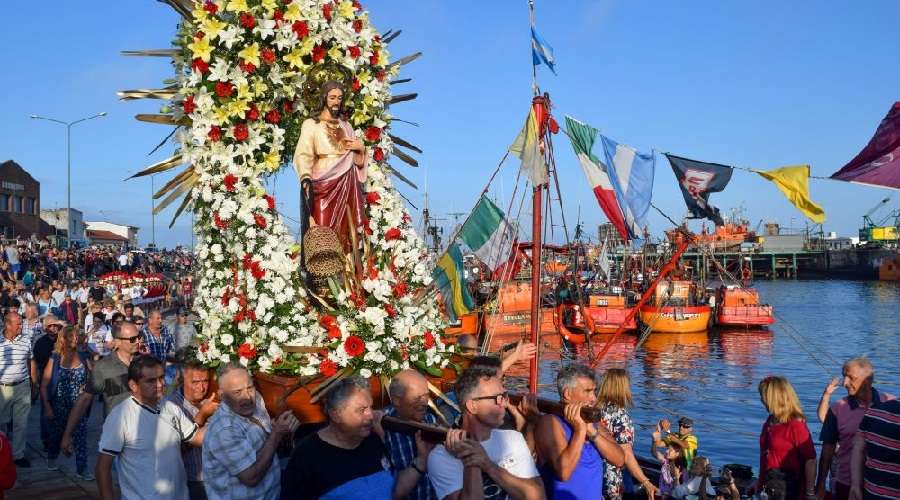 Celebran a San Salvador con una procesión en el mar en Argentina – ACI Prensa