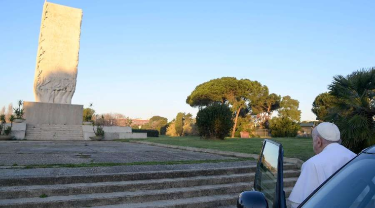 El Papa Francisco reza frente a monumento de héroes italianos … – ACI Prensa