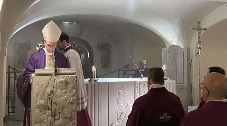 Celebran Misa en grutas vaticanas a un mes de la muerte de … – ACI Prensa