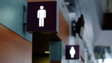 Perú: Pedir retirar carteles “inclusivos” en baños no basta para proteger a mujeres, alertan