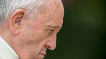 El Papa Francisco alienta a reducir gastos militares y priorizar la ayuda humanitaria