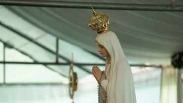 ¿Por qué llamamos “Reina” a la Virgen María? Esto explica un sacerdote