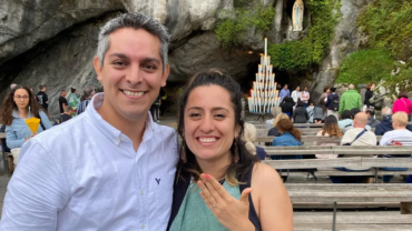 Se comprometieron a los pies de la Virgen de Lourdes y el Papa les dio su bendición en la JMJ