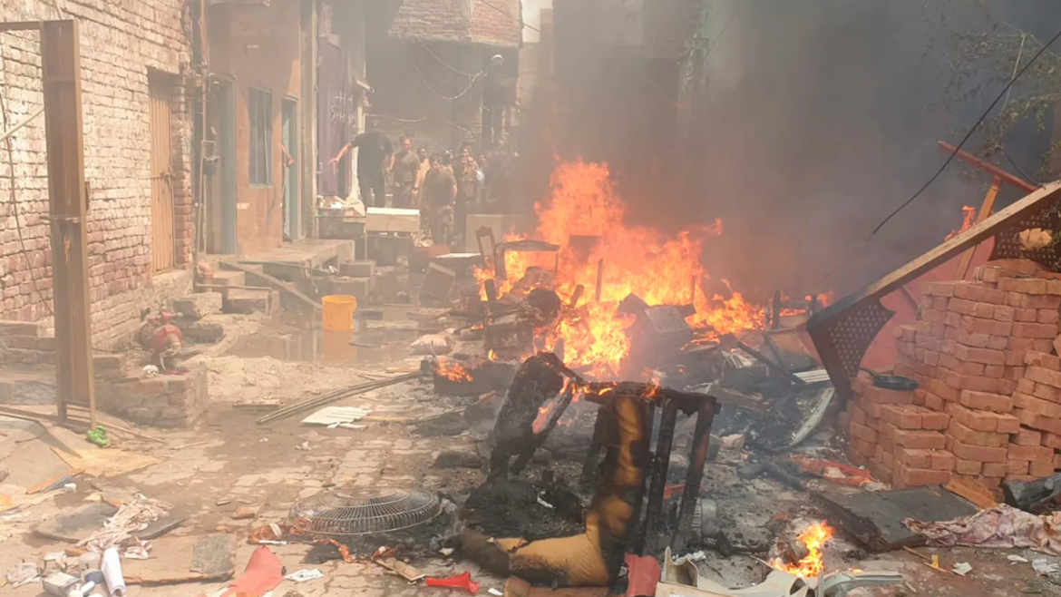 Obispo celebra Misa junto a fieles ante iglesia quemada por musulmanes en Pakistán