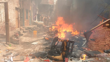 Obispo celebra Misa junto a fieles ante iglesia quemada por musulmanes en Pakistán