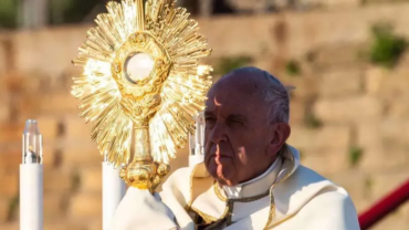 Papa Francisco: La Eucaristía es sacramento de amor, signo de unidad, vínculo de caridad