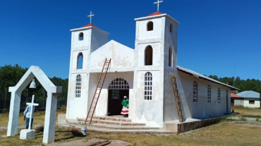Fieles reconstruyen iglesia dañada en tiroteo de bandas criminales en México