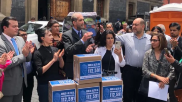 Padres entregan más de 100 mil firmas rechazando libros escolares en México