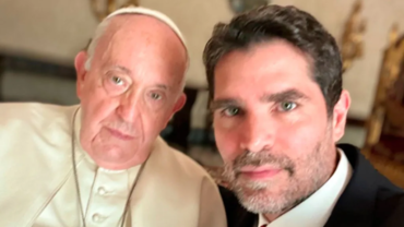 Eduardo Verástegui lleva Sound of Freedom al Papa Francisco en el Vaticano