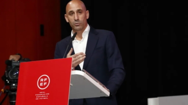 Madre de directivo del fútbol español acusado de abuso se encierra en una iglesia