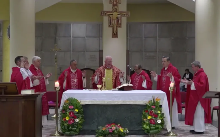 Frente a la tumba de San Óscar Romero, obispos se comprometen a cuidar a los migrantes