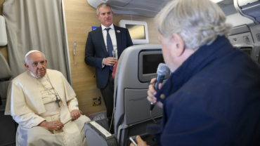 El Papa aclaró sus comentarios sobre Rusia y el imperialismo al regresar de Mongolia
