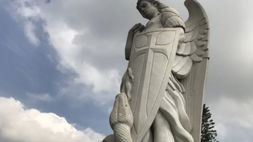 ¿Sirve rezar la oración de San Miguel Arcángel al final de la Misa? Esto dice un exorcista