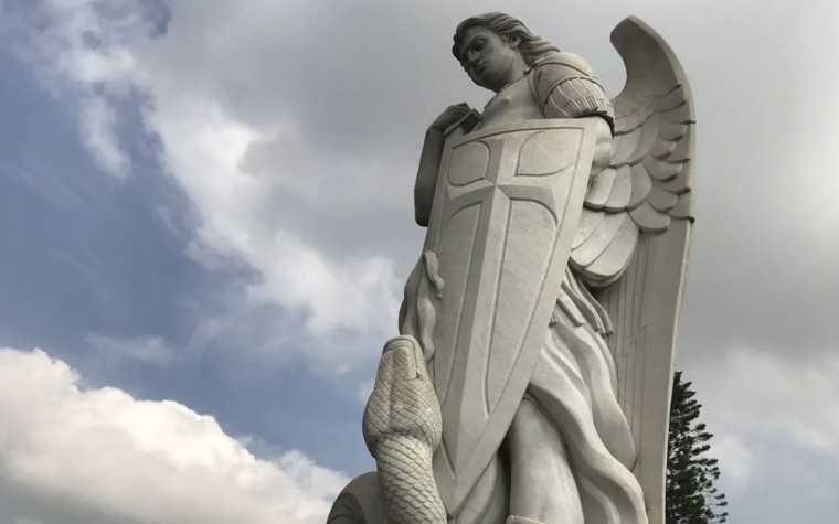 ¿Sirve rezar la oración de San Miguel Arcángel al final de la Misa? Esto dice un exorcista