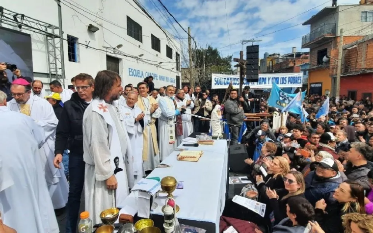 Curas Villeros celebraron Misa en apoyo al Papa ante “ultrajes” de Milei