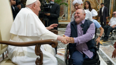 El Papa Francisco advierte que el ser humano “no es una máquina de producción”