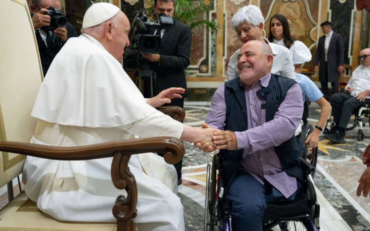 El Papa Francisco advierte que el ser humano “no es una máquina de producción”