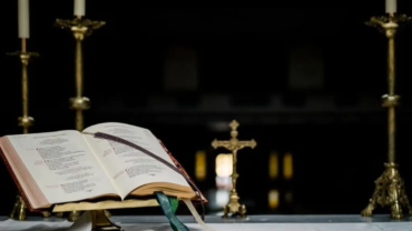 Suspenden a sacerdote acusado de golpear a una mujer en Colombia