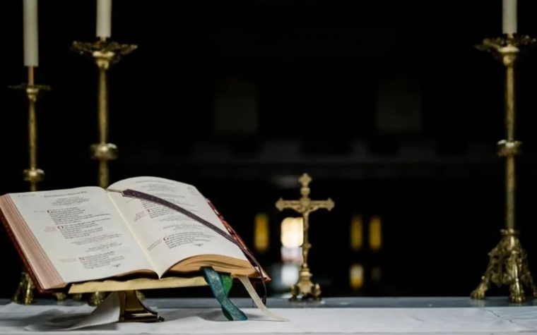 Suspenden a sacerdote acusado de golpear a una mujer en Colombia