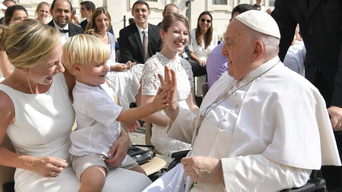 ¿Cómo educar a un hijo para una vida santa? Responde el Papa a un matrimonio mexicano