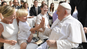 ¿Cómo educar a un hijo para una vida santa? Responde el Papa a un matrimonio mexicano