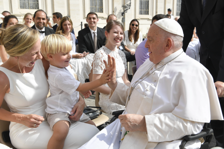 ¿Cómo educar a un hijo para una vida santa? Responde el Papa a un matrimonio mexicano