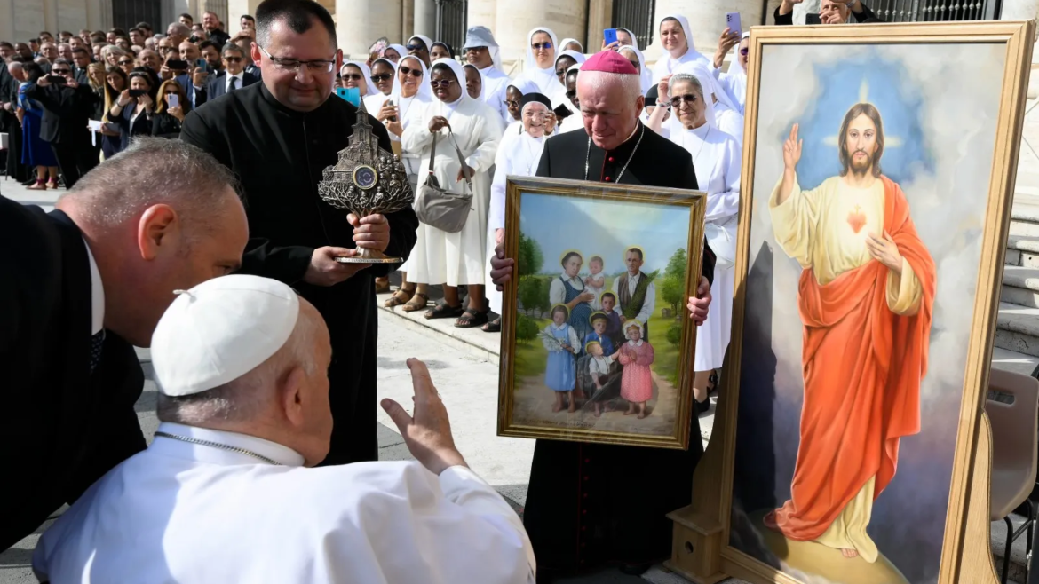 El Papa Francisco bendice en el Vaticano las reliquias de la beata familia Ulma