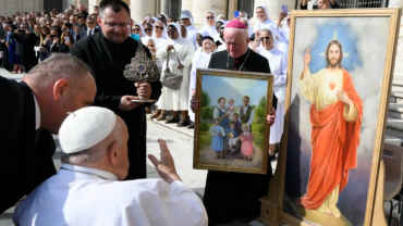 El Papa Francisco bendice en el Vaticano las reliquias de la beata familia Ulma