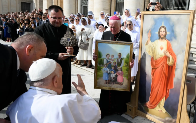 El Papa Francisco bendice en el Vaticano las reliquias de la beata familia Ulma