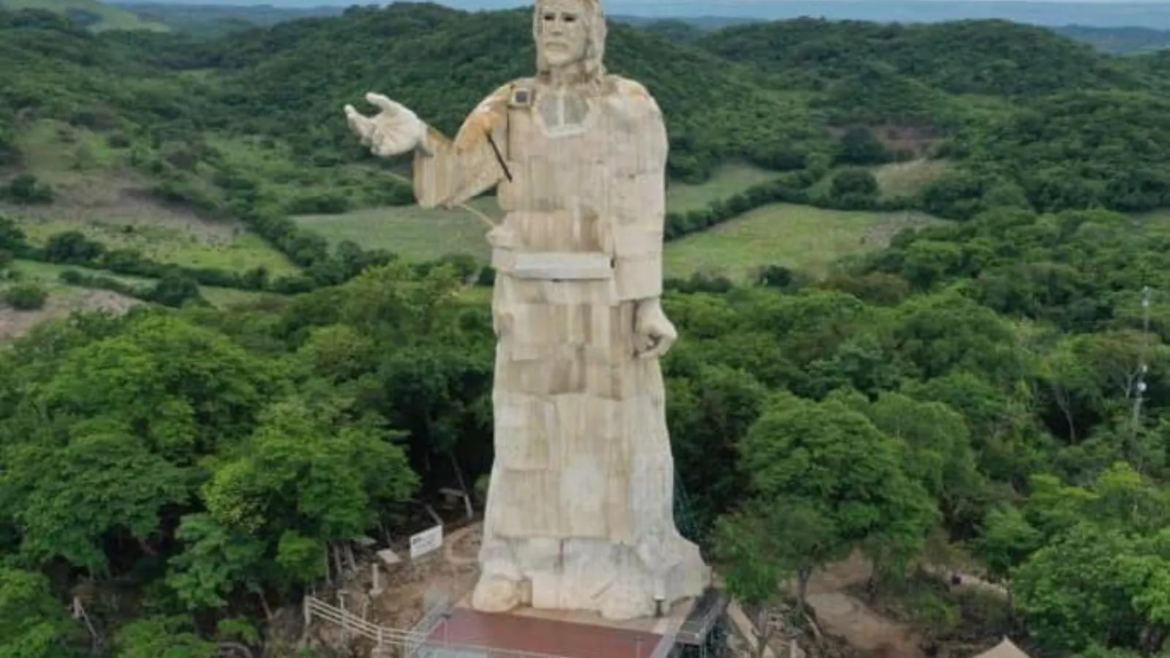 Rayo destruye imponente estatua de Cristo Pescador en México