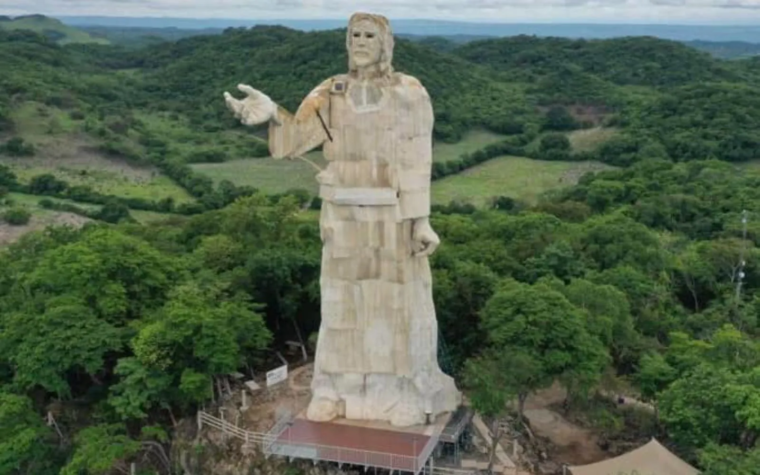 Rayo destruye imponente estatua de Cristo Pescador en México