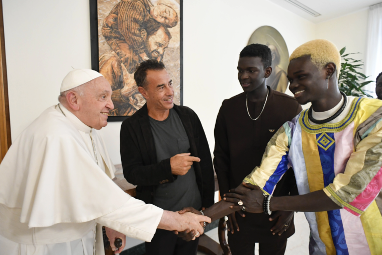 El Papa recibe a actores de "Io Capitano", película sobre el drama migratorio africano