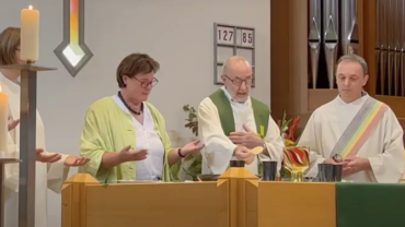 Obispo suizo corrige a sacerdotes tras video viral de mujer “concelebrando” Misa