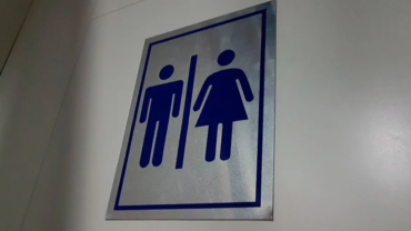 Agentes de seguridad retiran a persona “trans” de baño de mujeres en cine de México