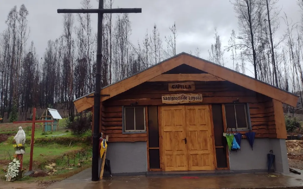 Bendicen capilla reconstruida luego de los incendios en Chile