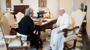 El Papa Francisco se reúne con una cercana colaboradora de Rupnik